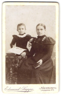 Fotografie Edmund Suppe, Naumburg A. S., Mutter Und Tochter In Schwarzen Kleidern  - Personnes Anonymes