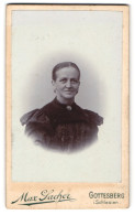 Fotografie Max Sacher, Gottesberg I. Schlesien, Nieder- U. Grüssauerstr., Lächelnde ältere Dame In Schwarzem Kleid  - Anonieme Personen