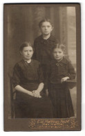 Fotografie E. W. Mattias Nachf., Seifhennersdorf I. S., Drei Schwestern In Schwarzen Kleidern Mit Knöpfen  - Personnes Anonymes