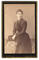 Fotografie H. Seeburger, Burgstädt I. S., Bahnhofstr., Elegante Dame In Tailliertem Kleid Mit Kreuzanhänger  - Anonieme Personen