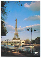 CPSM / CPM 10.5 X 15 PARIS La Tour Eiffel Et La Seine Au Pont De Bir-Hakeim  Péniche Et Bâteau-promenade - Tour Eiffel