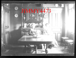 Deux Femmes Dans Une Cuisine, à Identifier - Plaque De Verre En Négatif - Taille 89 X 119 Mlls - Diapositiva Su Vetro