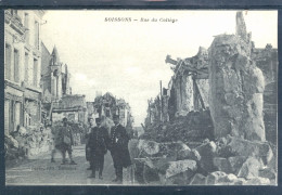 10092 Soissons - Rue Du Collège - Animation Avec Gendarmes - Guerre 1914-18 Après Les Bombardements - Soissons