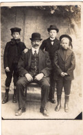 Carte Photo D'un Homme élégant Avec Ces Trois Jeune Garcons Posant Dans La Cour De Leurs Maison Vers 1905 - Anonyme Personen