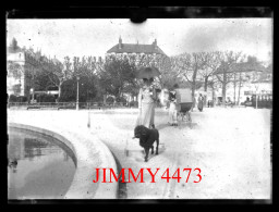 Une Femme Et Un Landau Sur Une Place Dans Une Ville à Identifier - Plaque De Verre En Négatif - Taille 89 X 119 Mlls - Diapositiva Su Vetro