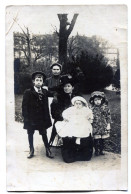 Carte Photo De Deux Femmes élégante Avec Leurs Trois Petit Enfants Posant Dans Un Jardin Public En 1910 - Anonyme Personen