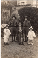 Carte Photo De Deux Jeune Garcon ( Des Scouts ) Avec Trois Petit Enfants Déguisé Posant Dans Leurs Jardin - Personnes Anonymes