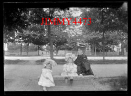 Une Femme Et Deux Fillettes Dans Une Ville à Identifier - Plaque De Verre En Négatif - Taille 89 X 119 Mlls - Glass Slides