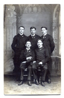 Carte Photo De Cinq Hommes élégant Posant Dans Un Studio Photo - Anonyme Personen