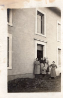 Carte Photo De Femmes Avec Deux Enfant Posant Devant L'entré De Leurs Maison Vers 1915 - Anonyme Personen