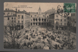 CPA - 38 - Vienne - L'Hôtel De Ville Et La Place - Animée (marché) - Circulée En 1910 - Vienne