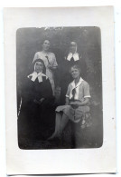 Carte Photo De Quatre Femmes élégante ( Dont Deux Soeurs ) Posant Dans Un Studio Photo - Personnes Anonymes