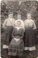 Carte Photo De Quatre Jeune Fille élégante Posant Dans Leurs Jardin Vers 1915 - Personnes Anonymes