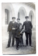 Carte Photo De Quatre Jeune Garcon En Uniforme D'une école Privé Posant Dans Leurs école Vers 1920 - Anonyme Personen