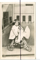 CARTE PHOTO A Identifier . CPA . Une Fillette Assise Sur Un Vélo Tricycle Fleurie, Décorations, Nœud Papillon , Corso - Photographs