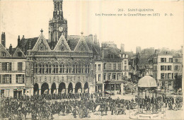02 -  SAINT QUENTIN -  LES PRUSSIENS SUR LA GRANDE PLACE EN 1871 - Saint Quentin