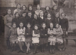 PHOTO DE CLASSE  -  JEUNES FILLES  - - Personnes Anonymes