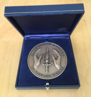 Médaille Caisse Nationale Militaire Sécurité Sociale à Une Centenaire Avec Son Coffret - Frankrijk