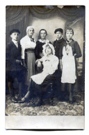 Carte Photo De Quatre Jeune Filles élégante Avec Deux Jeune Garcon élégant Dans Un Studio Photo - Anonymous Persons