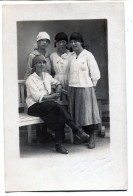 Carte Photo De Quatre Jeune Filles élégante Avec Un Bonnet De Nuit Posant Dans Un Studio Photo En 1919 - Anonymous Persons