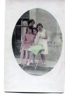 Carte Photo De Quatre Jeune Filles élégante Posant Devant Leurs Maison - Personnes Anonymes