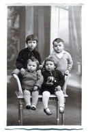 Carte Photo De Quatre Petit Enfants élégant Posant Dans Un Studio Photo En 1931 - Personnes Anonymes