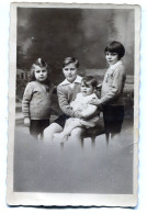 Carte Photo De Quatre Petit Enfants élégant Posant Dans Un Studio Photo Vers 1930 - Personnes Anonymes