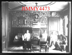 Une Famille Dans Un Salon, à Identifier - Plaque De Verre En Négatif - Taille 89 X 119 Mlls - Plaques De Verre