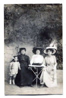 Carte Photo De Trois Femme élégante Avec Une Petite Fille Assise Dans Leurs Jardin Vers 1910 - Anonyme Personen