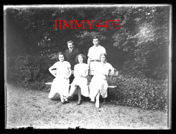 Une Famille Dans Un Bois, à Identifier - Plaque De Verre En Négatif - Taille 89 X 119 Mlls - Glass Slides