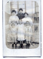 Carte Photo De Trois Femmes élégante Avec Une Jeune Fille élégante Et Deux Petit Garcon Devant Leurs Maison Vers 1910 - Personnes Anonymes