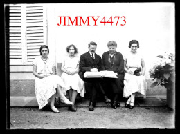 Une Famille Assise Sur Un Banc, à Identifier - Plaque De Verre En Négatif - Taille 89 X 119 Mlls - Diapositiva Su Vetro