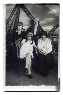 Carte Photo De Trois Femmes élégante Avec Une Jeune Fille élégante Dans Un Studio Photo Vers 1920 - Anonyme Personen