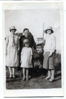 Carte Photo De Trois Femmes élégante Avec Une Petite Fille Dans Leurs Jardin Vers 1920 - Anonyme Personen