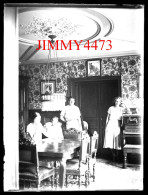 Une Famille Dans Un Salon, à Identifier - Plaque De Verre En Négatif - Taille 89 X 119 Mlls - Glass Slides