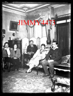 Une Famille Dans Un Salon, à Identifier - Plaque De Verre En Négatif - Taille 89 X 119 Mlls - Glasdias