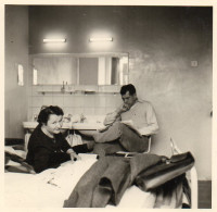 Photo  DEN  HAAG -  LA  HAYE  -  PAYS - BAS  -  FRIESCH  HOTEL -   Intérieur, Chambre Avec Salle De Bain - 23 Avril 1960 - Lieux