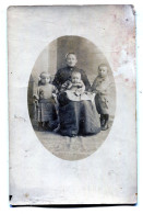 Carte Photo D'une Femme élégante Avec Ces Deux Petite Fille Et Sont Petit Garcon Dans Un Studio Photo A Fécamp En 1913 - Personnes Anonymes