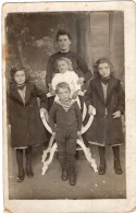 Carte Photo D'une Femme élégante Avec Ces Quatre Petit Enfants Posant Dans Un Studio Photo - Personnes Anonymes