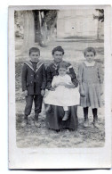 Carte Photo D'une Femme élégante Avec Ces Trois Jeune Enfant Posant Dans Sont Jardin Vers 1915 - Personnes Anonymes