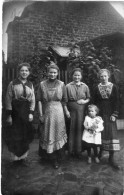 Carte Photo D'une Femme élégante Avec Ces Trois Grande Fille Et Une Petite Fille Devant Sa Maison - Personnes Anonymes