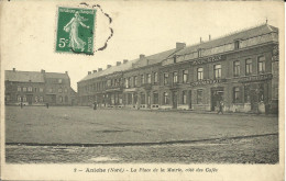 59 CPA ANICHE LA PLACE DE LA MAIRIE COTE DES CAFES COMMERCES MERCERIE PHARMACIE - Aniche