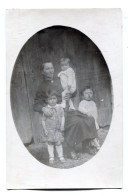 Carte Photo D'une Femme élégante Avec Ces Trois Petit Enfant Dans Un Studio Photo Vers 1915 - Personnes Anonymes