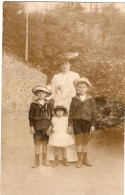 Carte Photo D'une Femme élégante Avec Ces Trois Petit Enfant Posant Sur Une Route De Campagne Vers 1910 - Personnes Anonymes