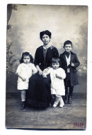 Carte Photo D'une Femme élégante Avec Ces Trois Petit Enfants Posant Dans Un Studio Photo - Personnes Anonymes