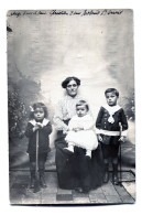 Carte Photo D'une Femme élégante Avec Ces Trois Petit Enfants Posant Dans Un Studio Photo Vers 1915 - Anonymous Persons