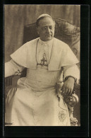 AK Papst Pius XI. In Weisser Robe Auf Einem Stuhl Posierend  - Papi