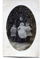 Carte Photo D'une Femme élégante Avec Ces Trois Petite Fille élégante Posant Dans Sont Jardin En 1915 - Personnes Anonymes