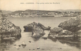 06 -  CANNES -  VUE PRISE ENTRE LES ROCHERS - Cannes