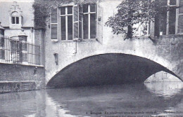 BRUGGE - BRUGES - En Penetrant Sous La Grande Voute Du Musée Gruuthuse - Brugge